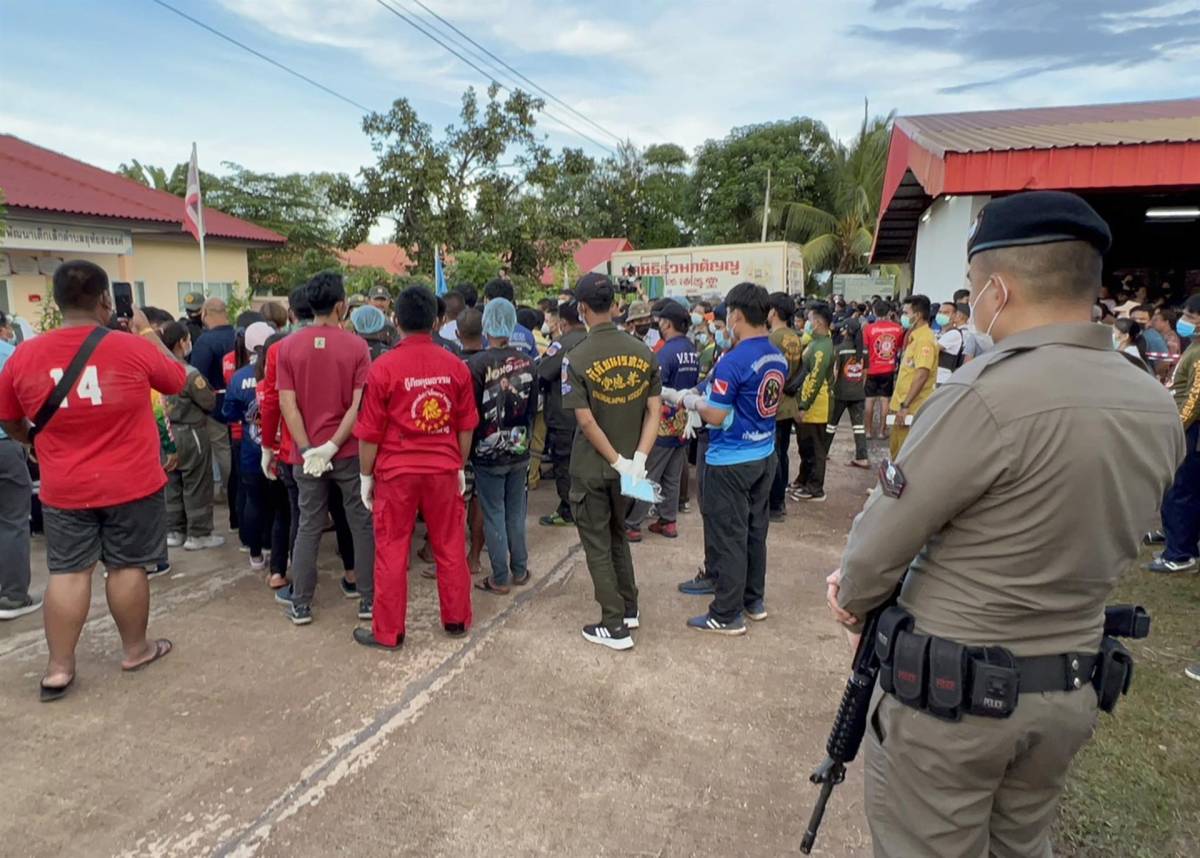 Familiares de las víctimas se dirigieron al recinto que fue acordonado por la policía, y muchos de ellos sucumbieron a la desesperación