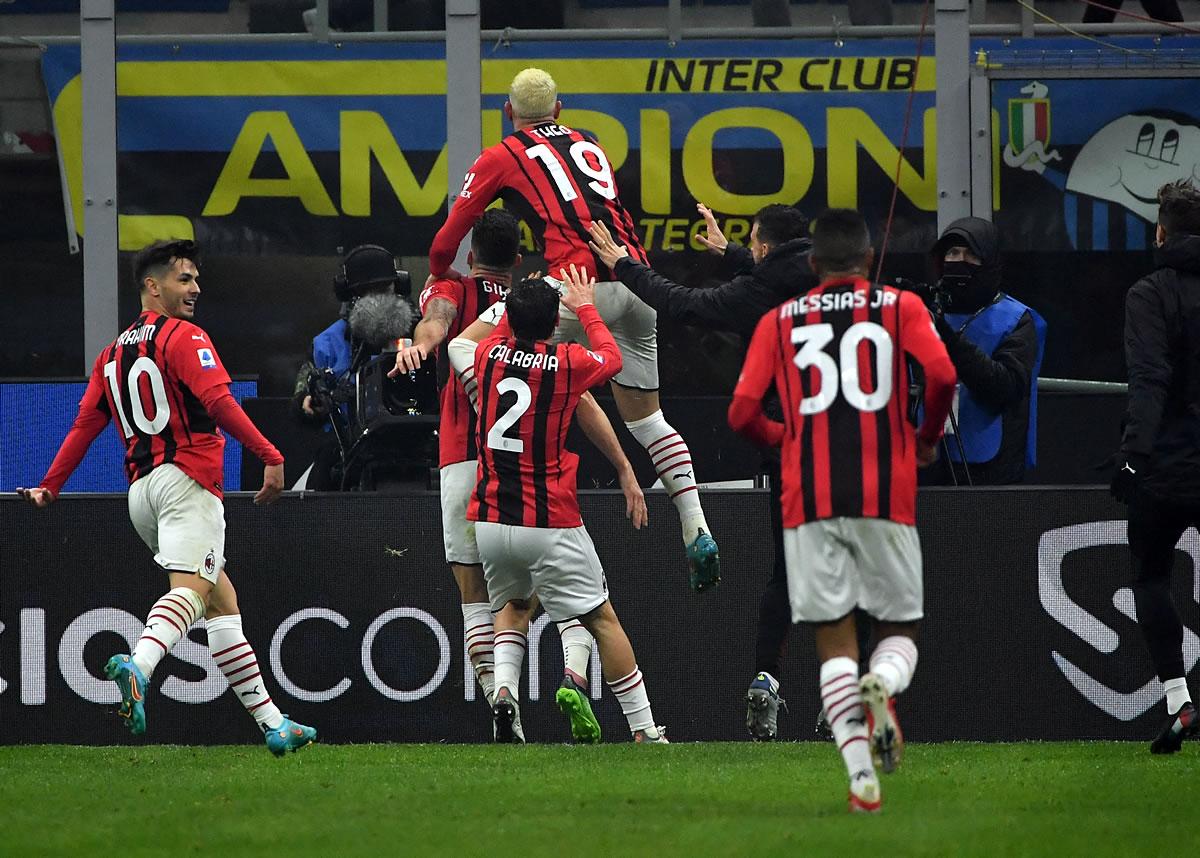 Los jugadores del AC Milan celebrando el gol del triunfo sobre el Inter.