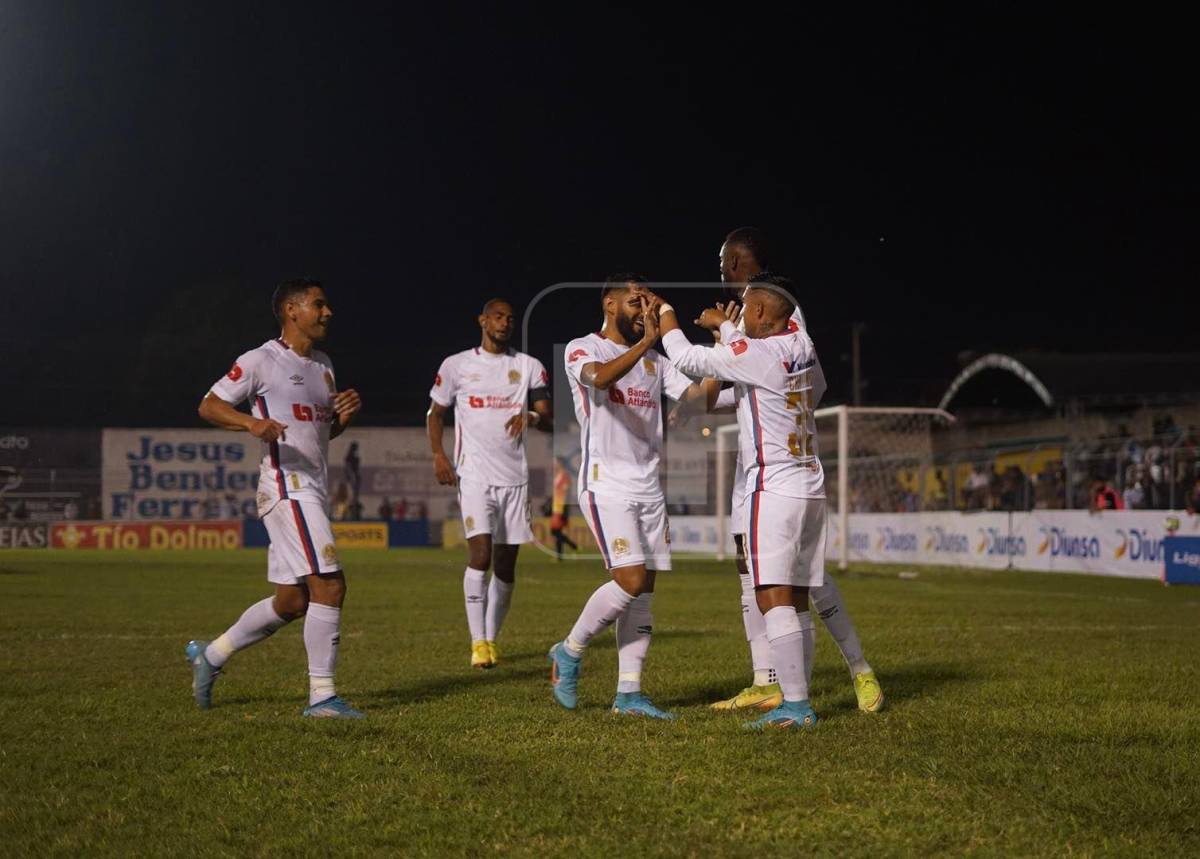 Michaell Chirinos en el festejo de su gol.