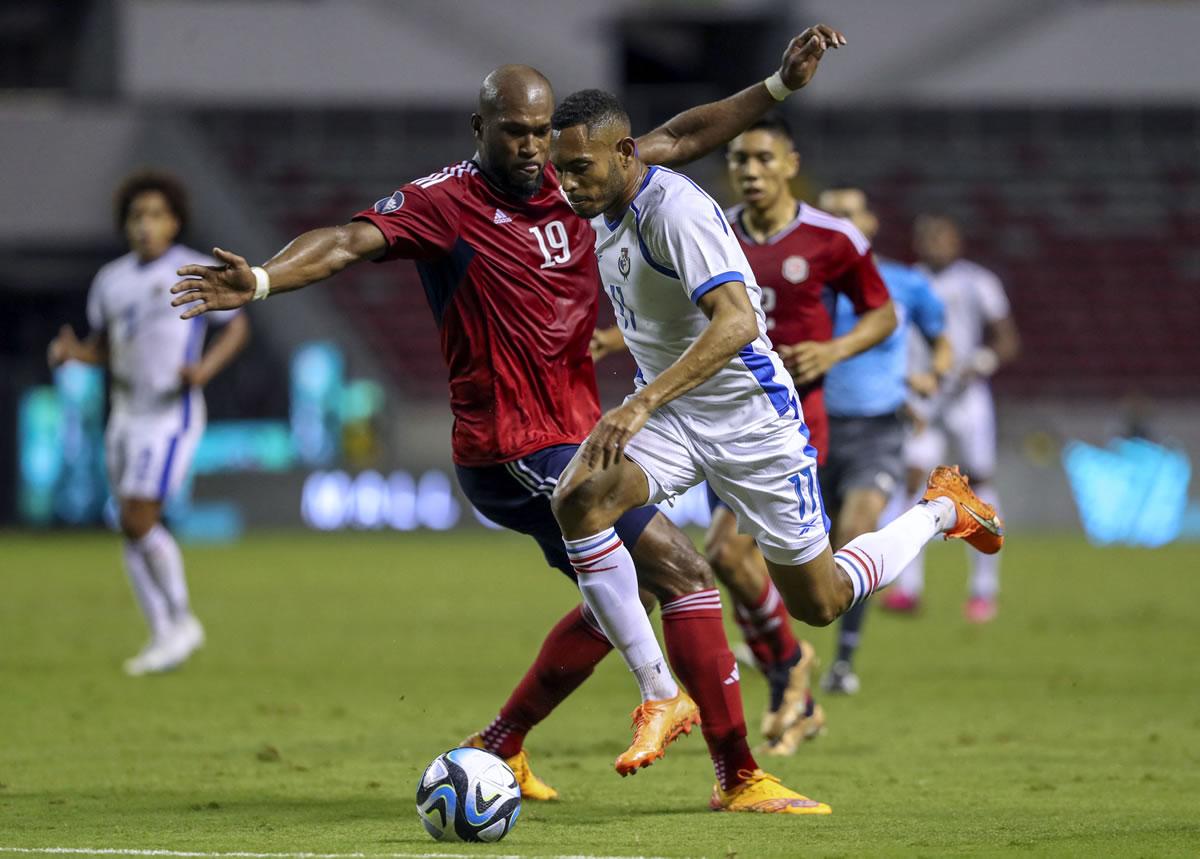 El panameño Ismael Díaz superando la marca del defensa costarricense Kendall Watson.