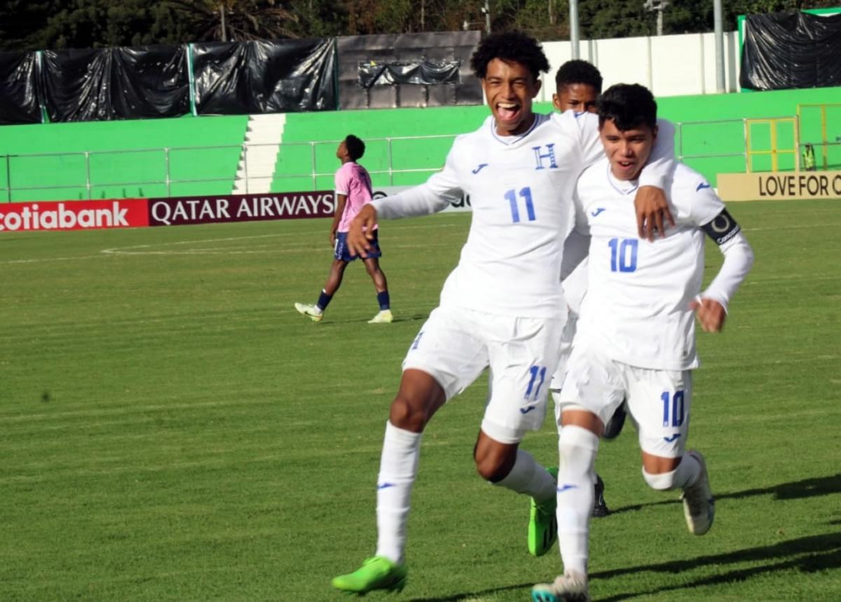 Roberto Osorto y Bryan Saenz celebrando el 3-0 de Honduras.