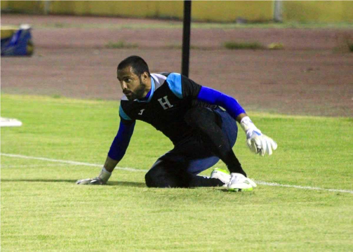 Edrick Menjívar durante el calentamiento de la Selección de Honduras.
