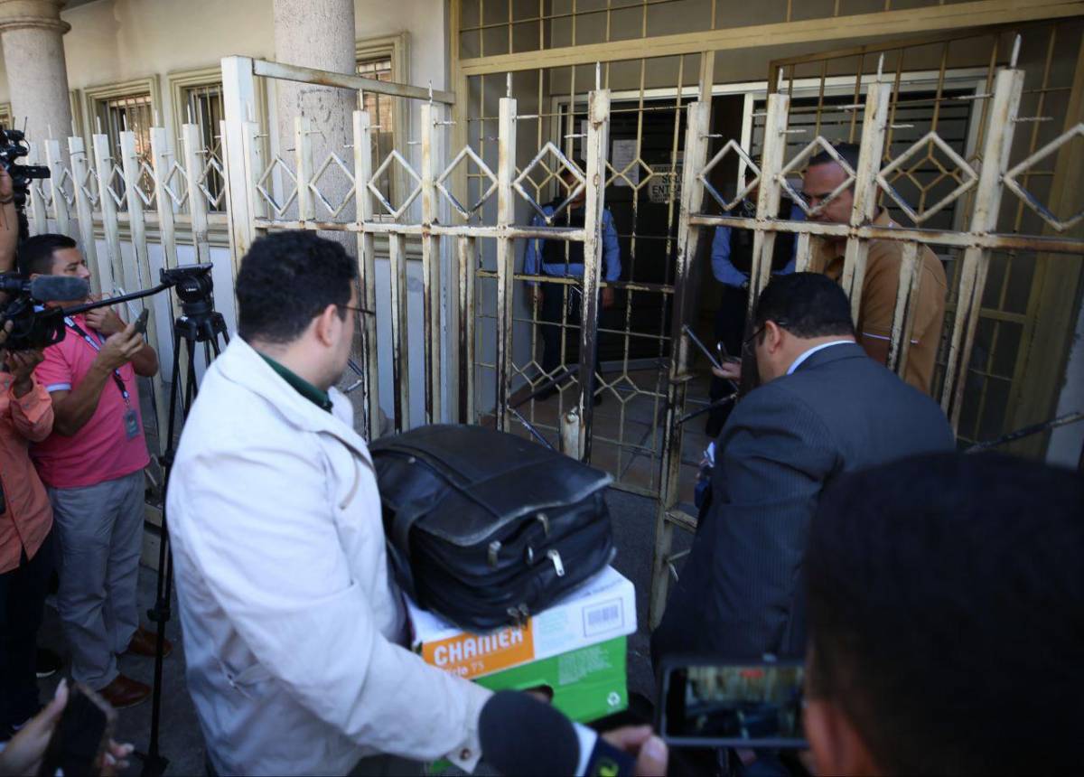 Ministerio público ingresa a los juzgados con documentos caso Romeo Vásquez Velásquez este sábado en la reanudación de la audiencia inicial.