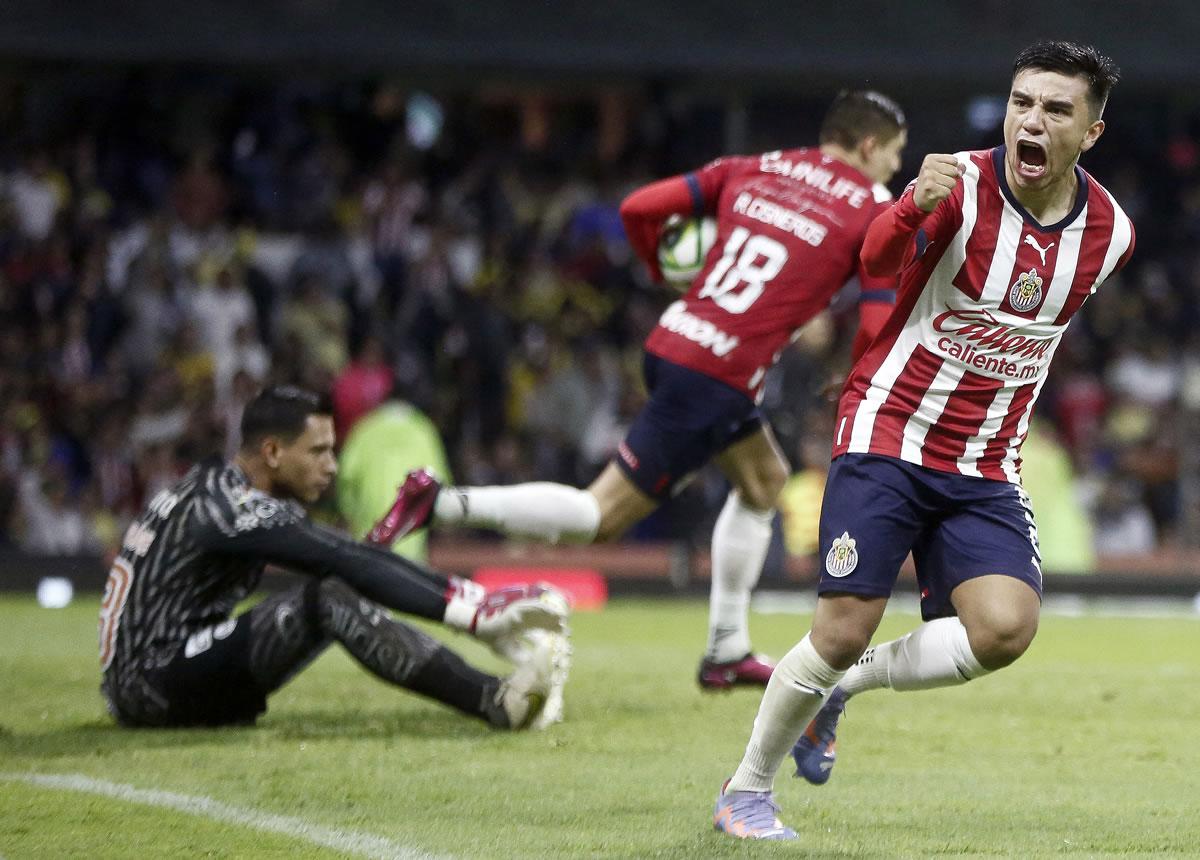 Alan Mozo gritando su gol que emparejó el marcador global para las Chivas.