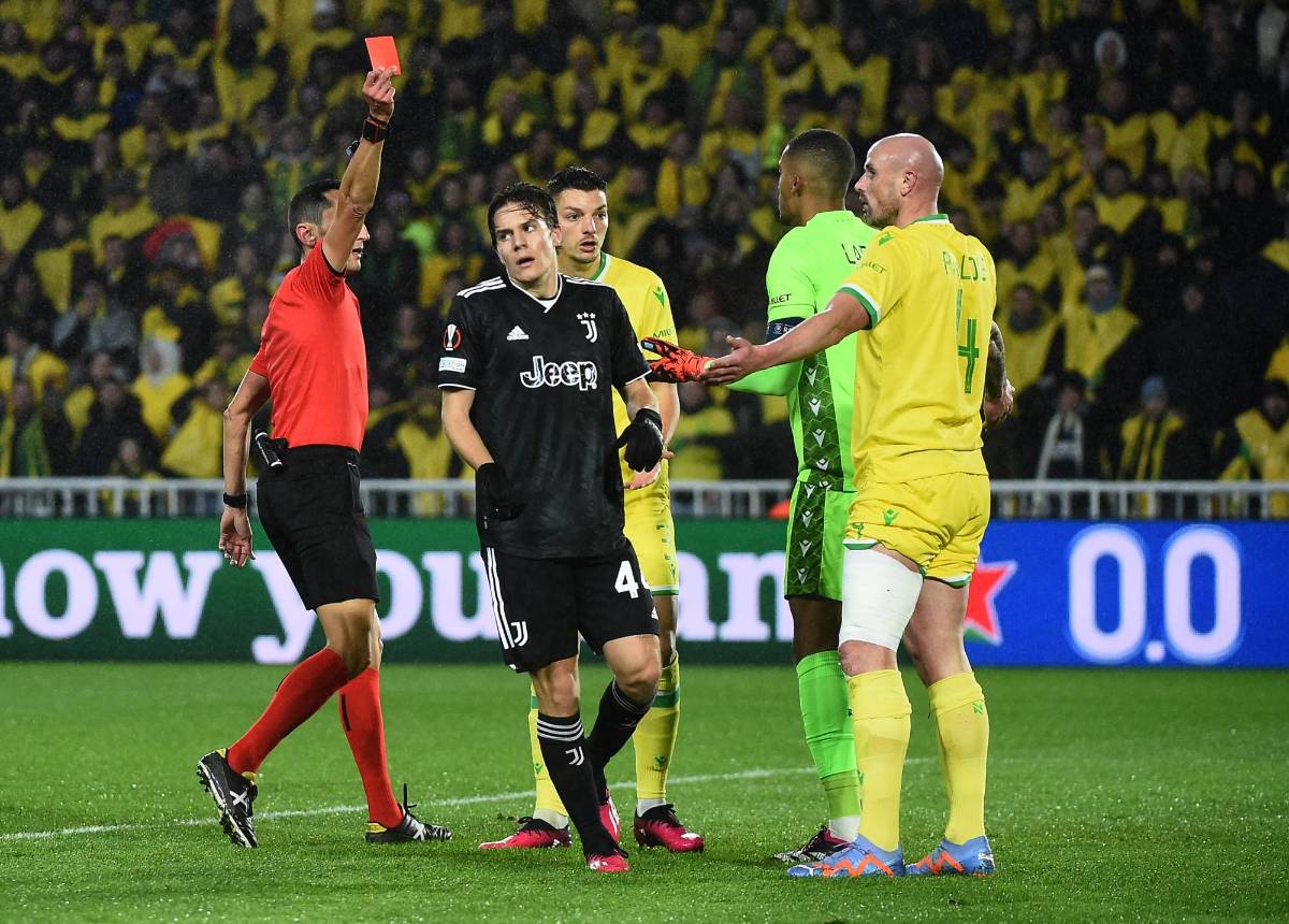 El Nantes se quedó con un hombre menos en la cancha.