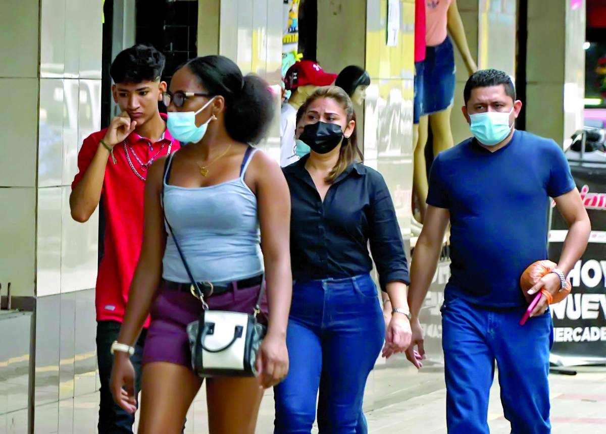 Suspenderán uso de mascarilla hasta que el 80% esté vacunado