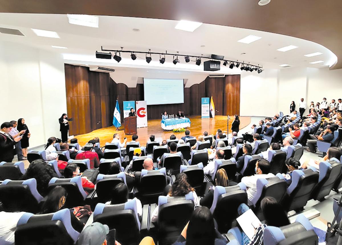 Secretaría de Salud: Exponen edificación de hospitales