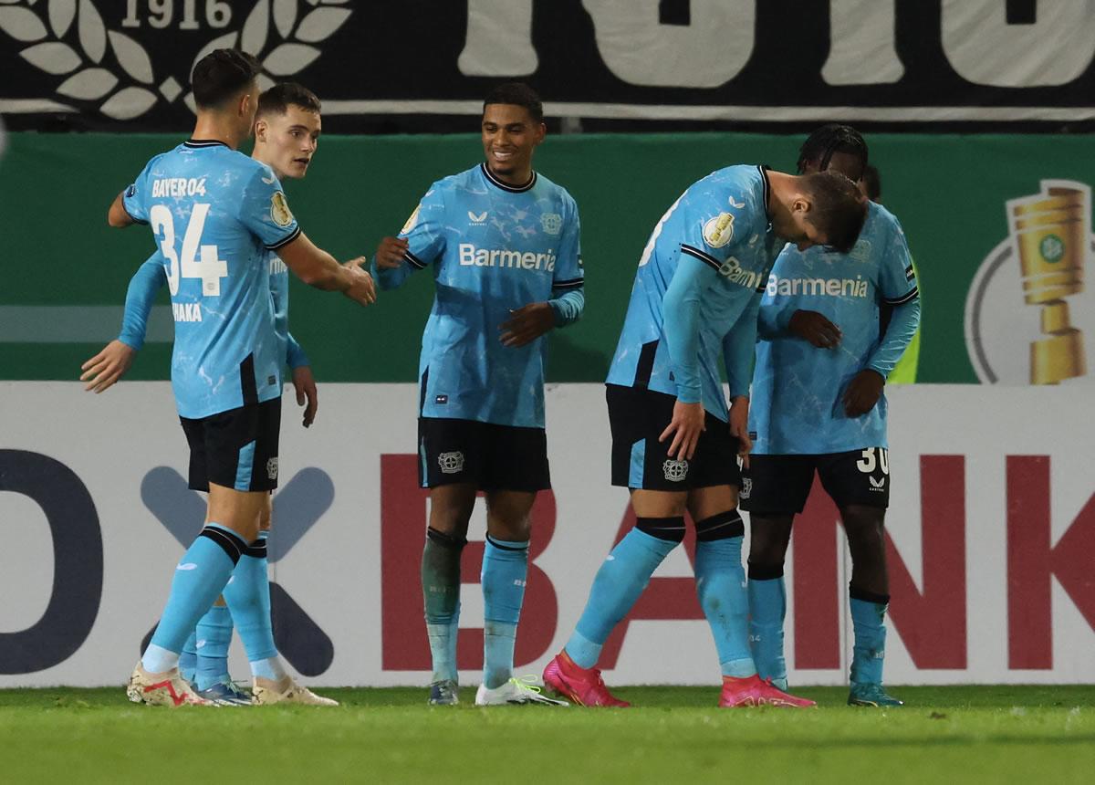 Los jugadores del Bayer Leverkusen celebrando uno de los goles del partido contra el Sandhausen.