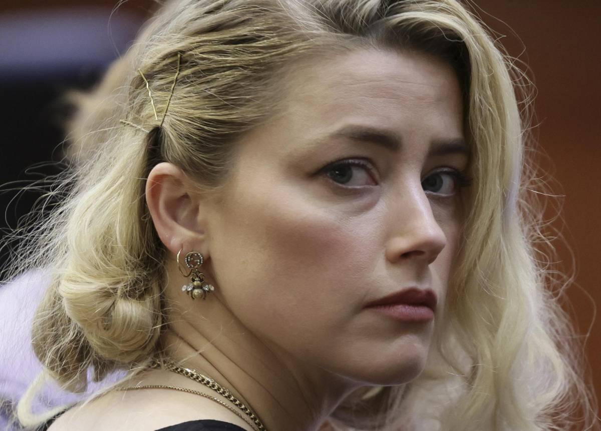 Con el rostro desencajado, así se veía Amber Heard hoy, tras conocer el veredicto.