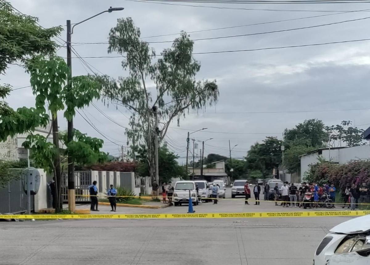 Fotografía muestra la escena del crimen, donde fue asesinado un joven en la colonia El Roble de San Pedro Sula (Honduras), este sábado 4 de noviembre de 2023.