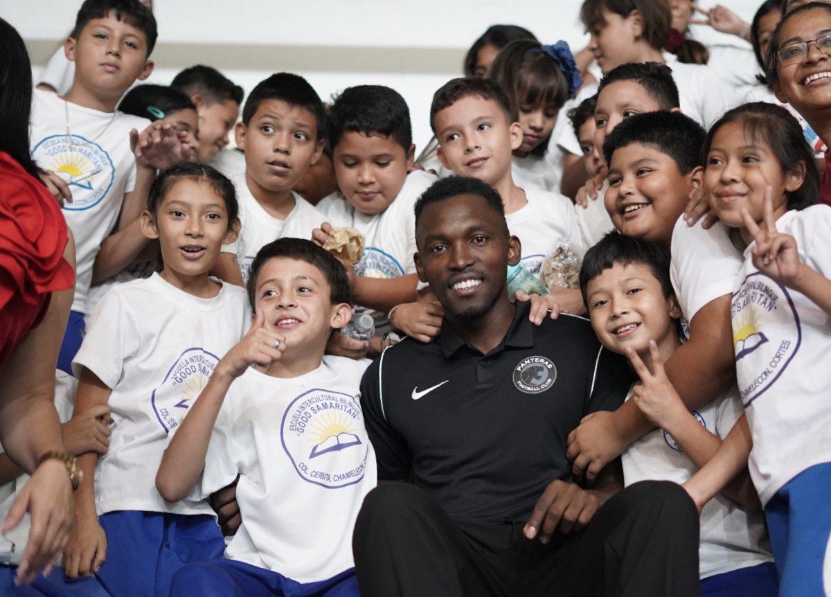Alberth Elis recibió el cariño de niños.