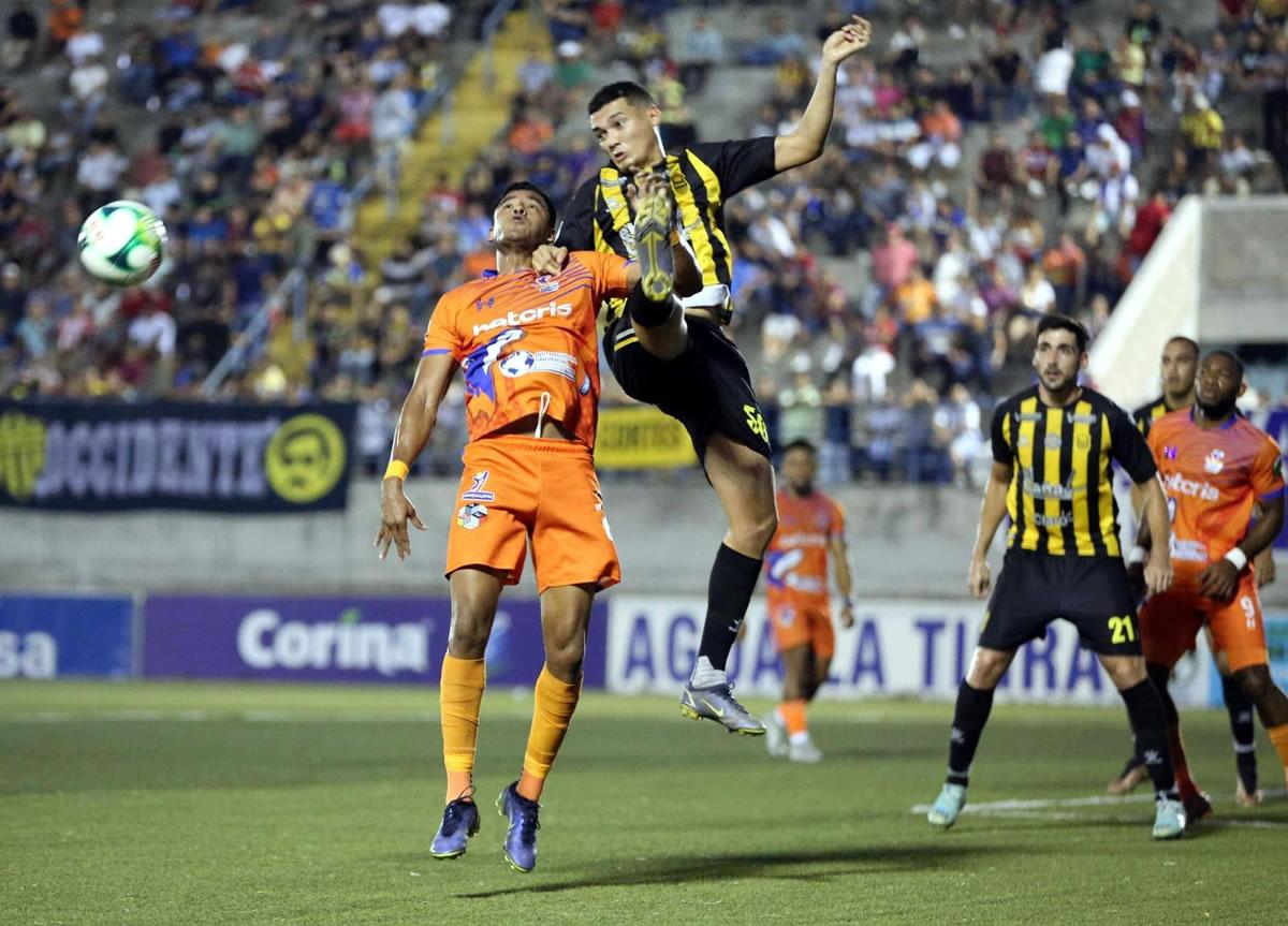 Júnior García fue titular en reemplazo del lesionado Getsel Montes.