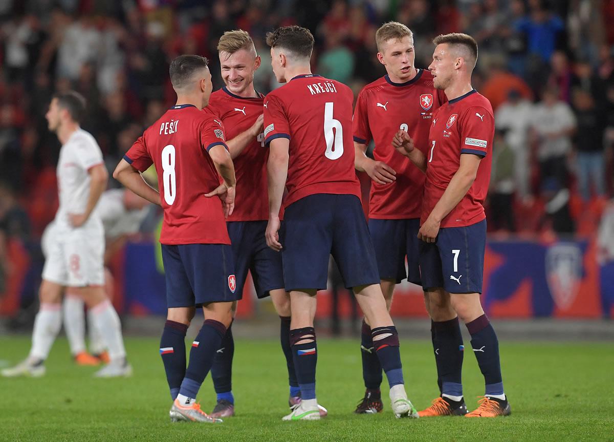 Jugadores de la República Checa festejan el triunfo sobre Suiza.