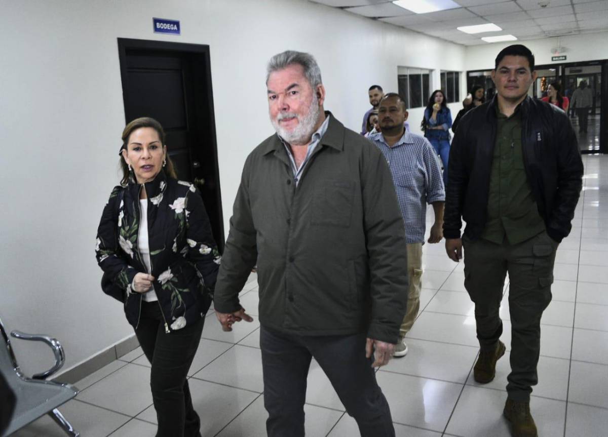 El alcalde Roberto Contreras llegó a los tribunales acompañado de su esposa Zoila.