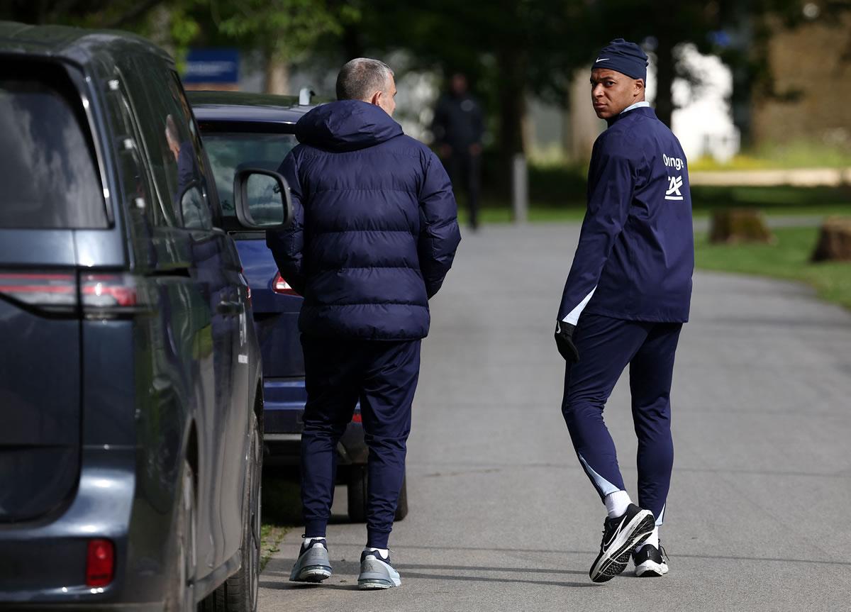 Kylian Mbappé marchándose del entrenamiento de la Selección de Francia.