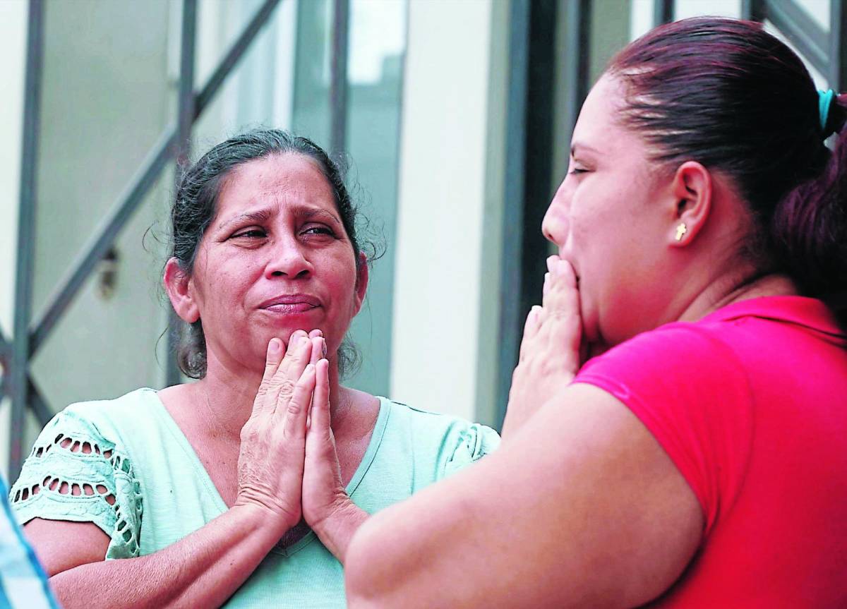 Morgue. La madre llegó ayer a Medicina Forense de San Pedro Sula.