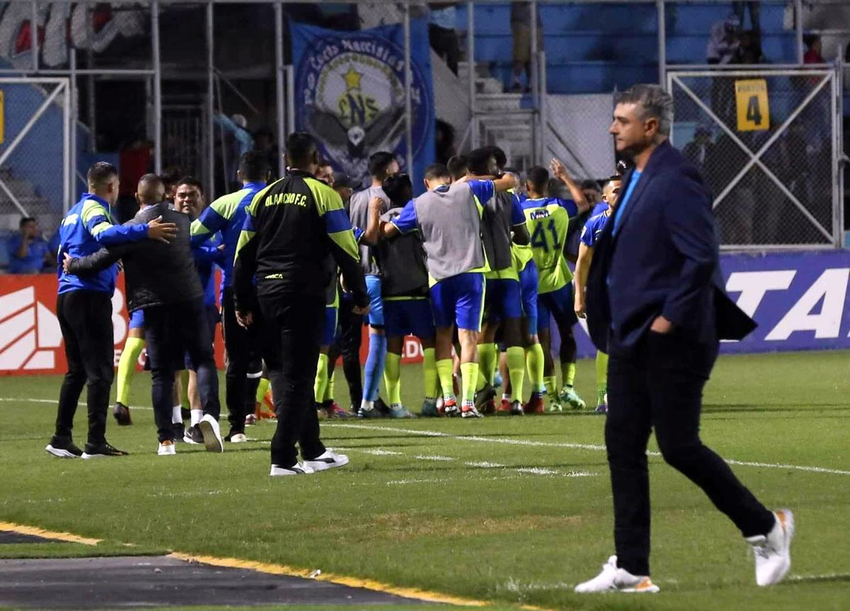 Jugadores de los Potros del Olancho FC celebrando el primer gol, mientras Diego Vázquez se lamenta.