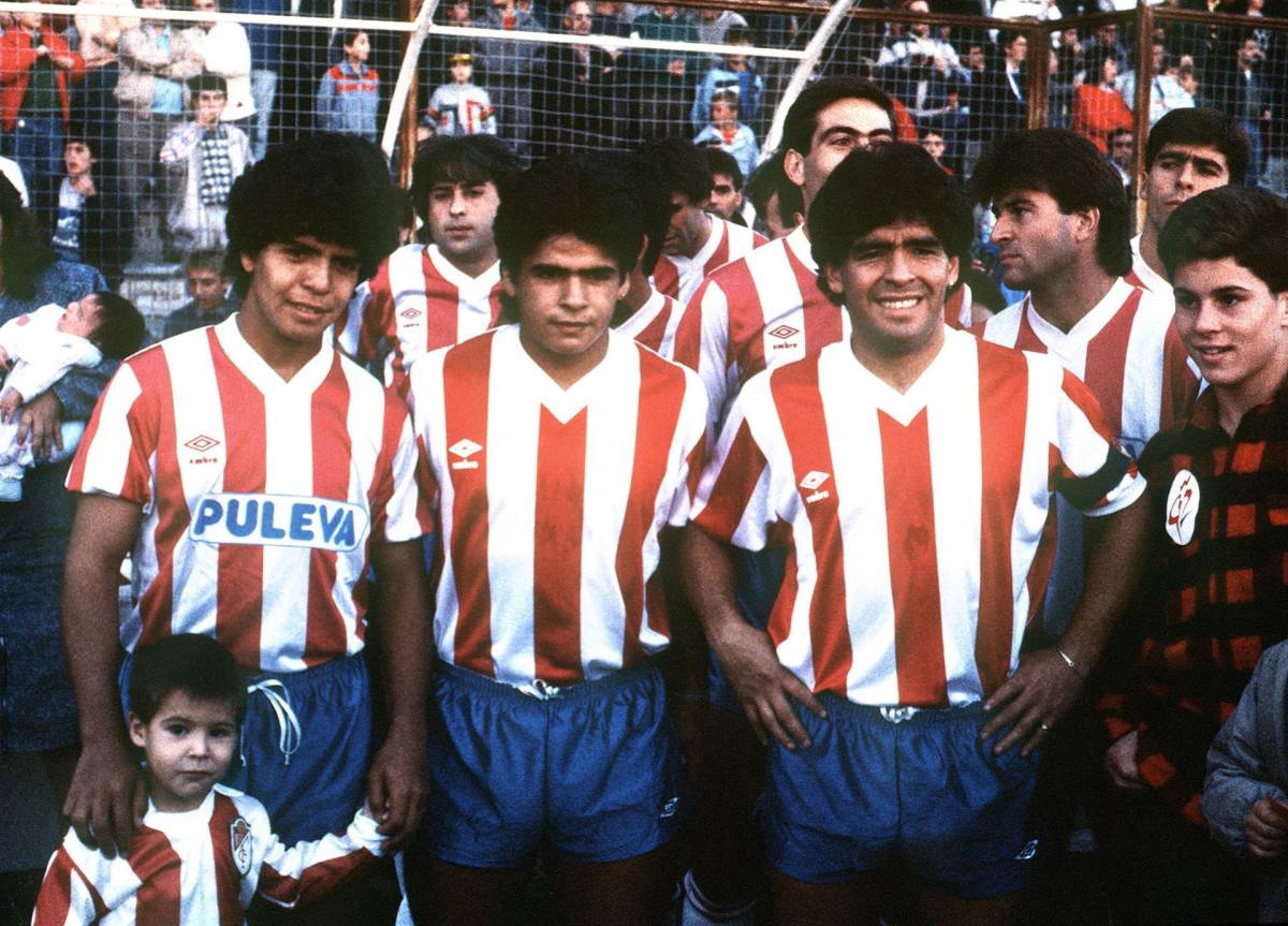 Diego Armando junto a sus hermanos Hugo y Lalo Maradona. (Foto: EFE)