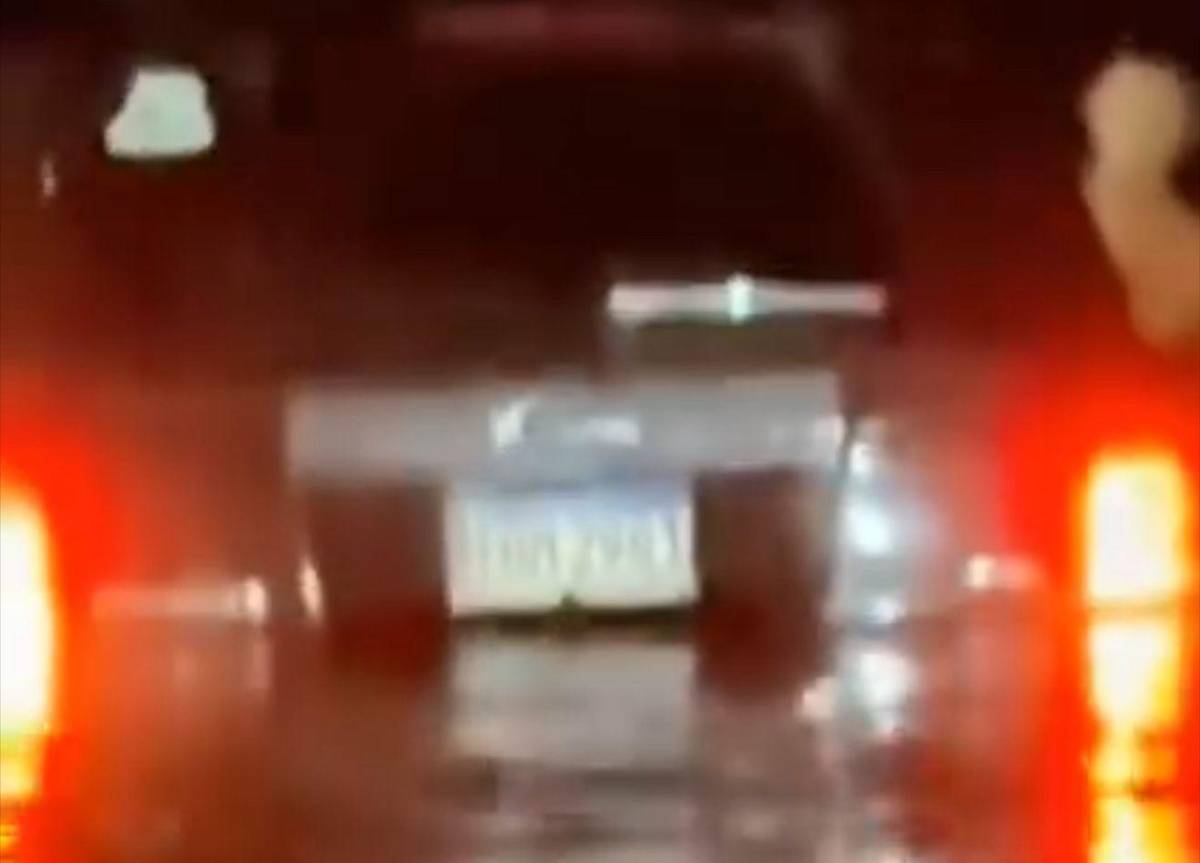 Hombre se mete con todo y carro en playa de Puerto Cortés y se salva de milagro