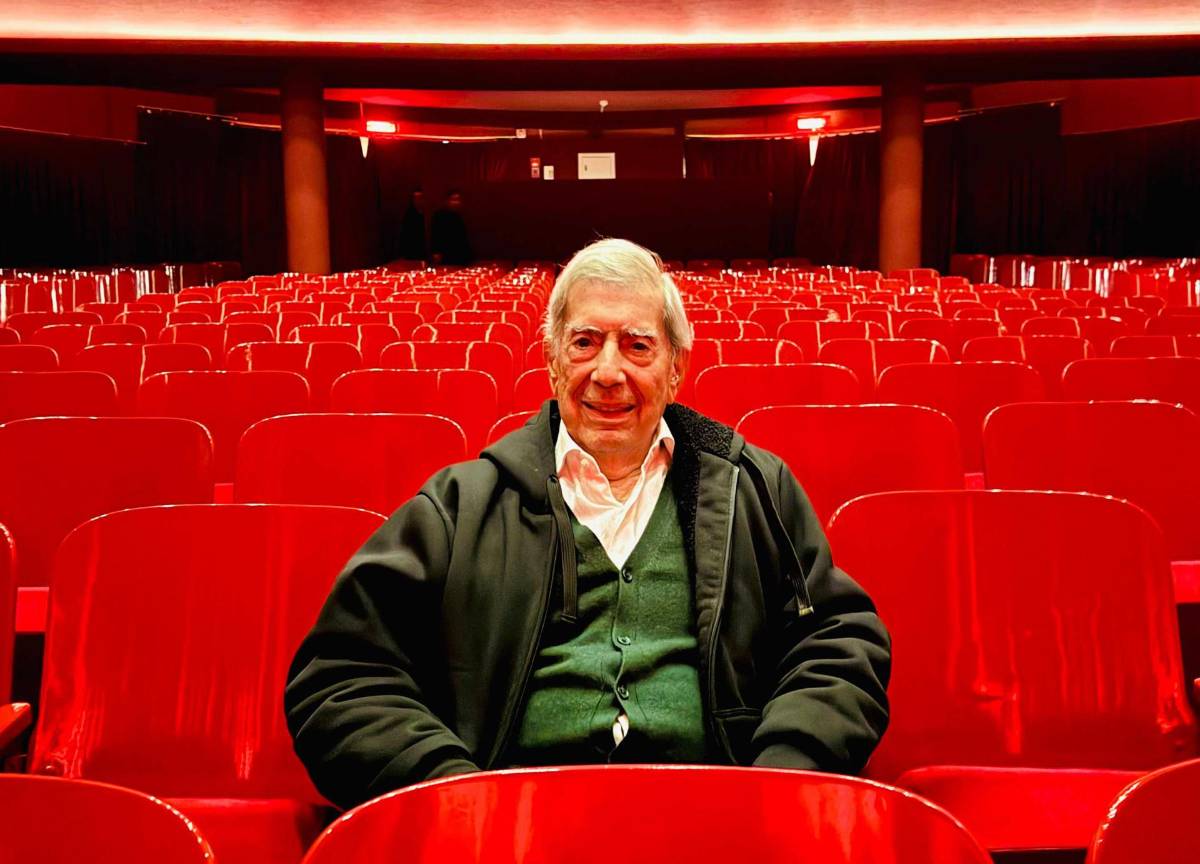 Vargas Llosa reaparece para ver la adaptación teatral de una de sus novelas