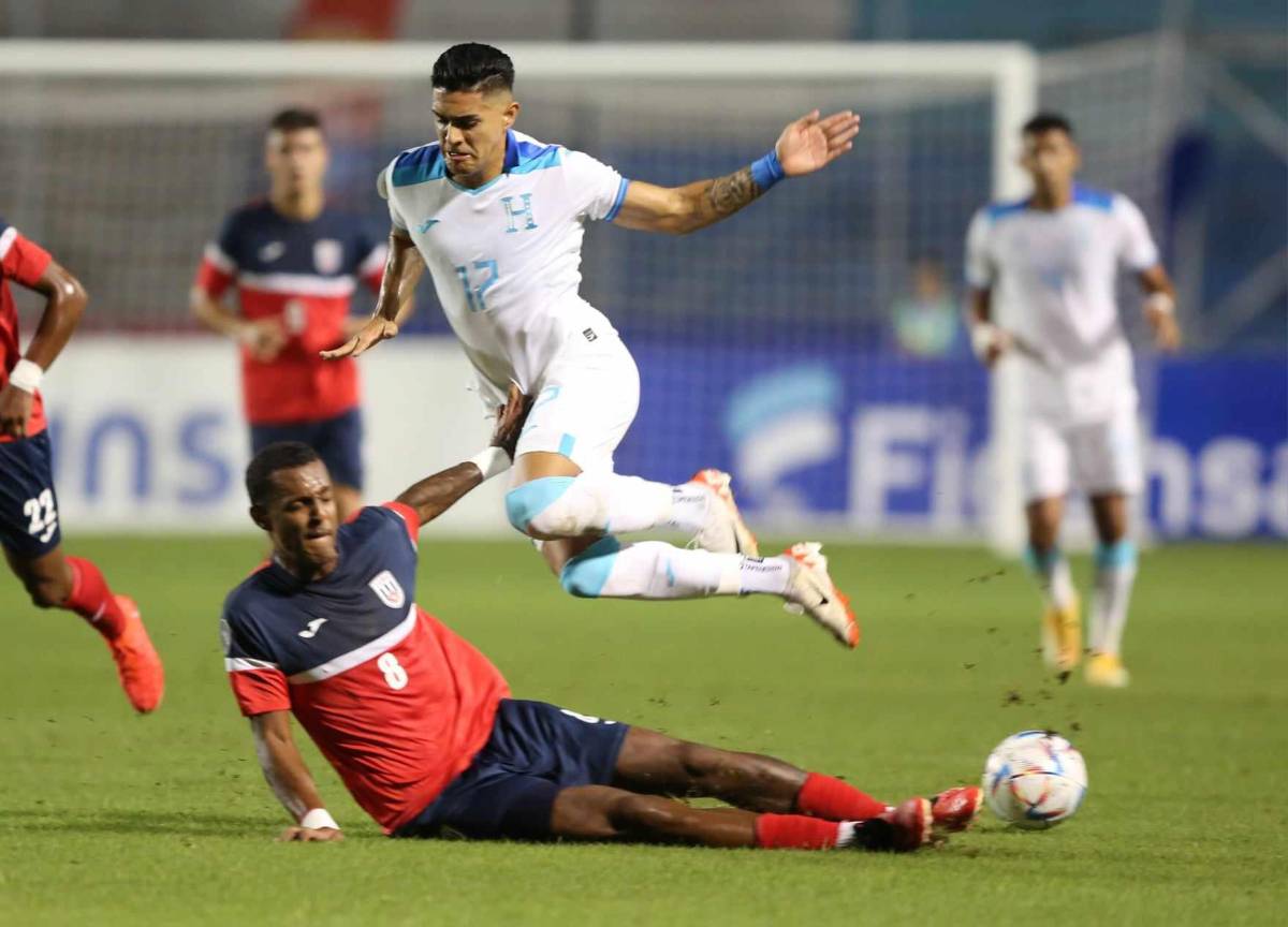 Luis Palma recibe una falta en el centro del campo.