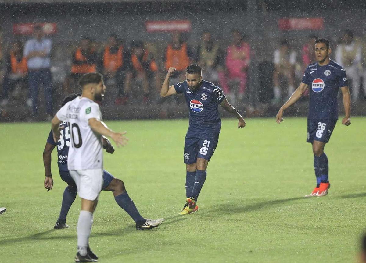 Rodrigo Gómez celebrando el gol que hizo ante el Herediano de Costa Rica.
