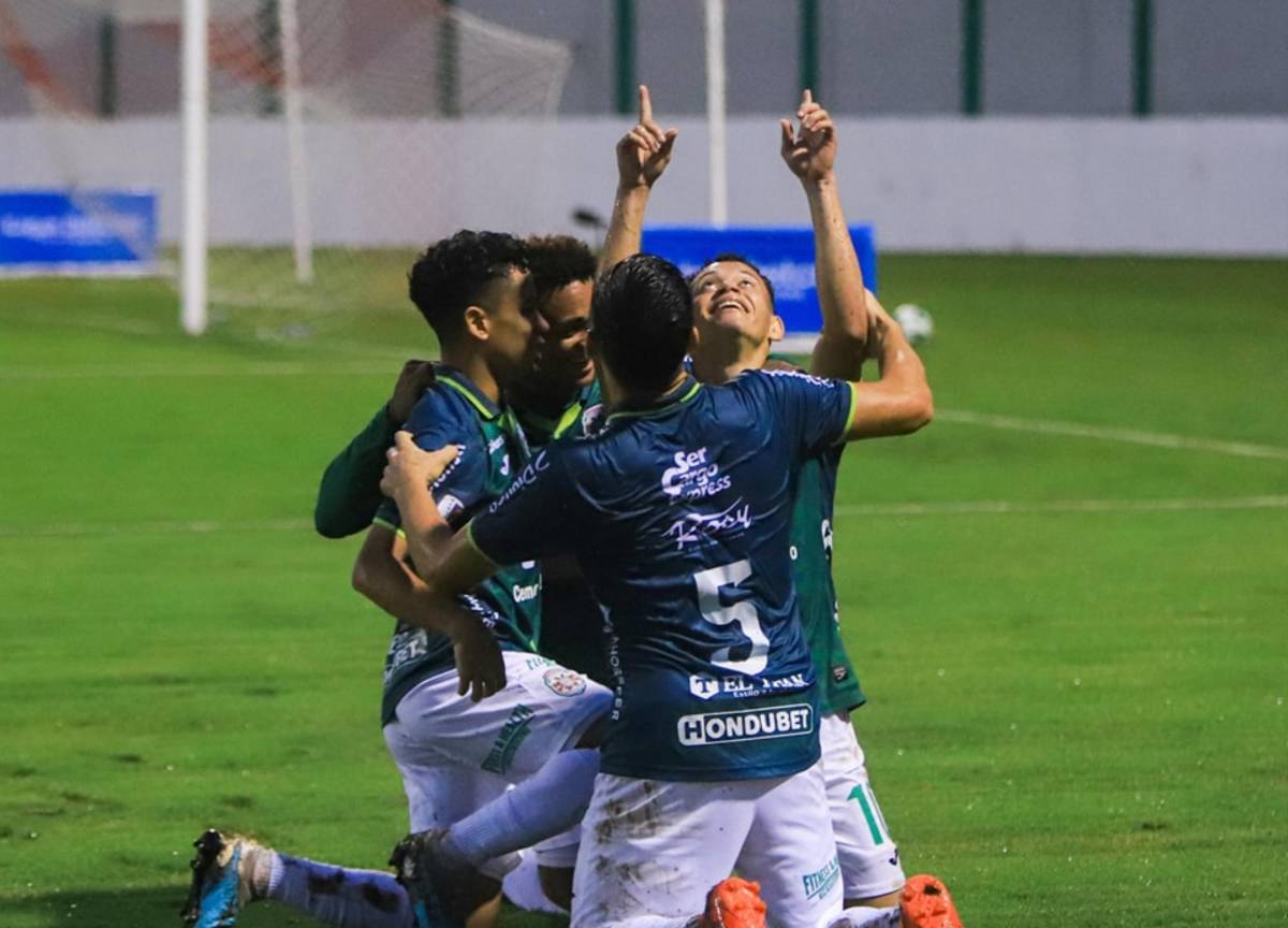 Damin Ramírez celebrando con sus compañeros el gol anotado en el estadio Carlos Miranda de Comayagua.