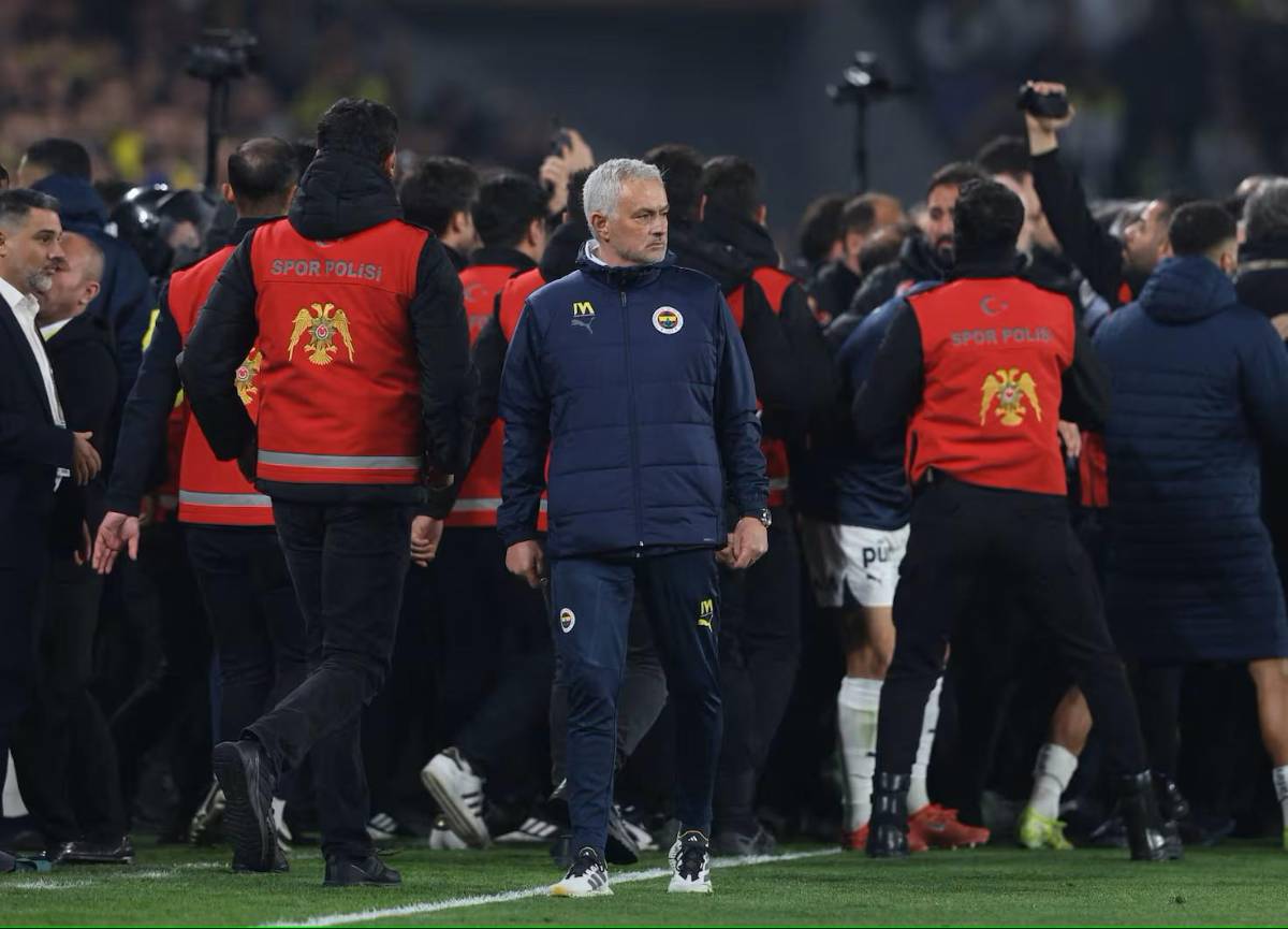 La nueva bajeza de Mourinho: eliminado y agrede al técnico del Galatasaray