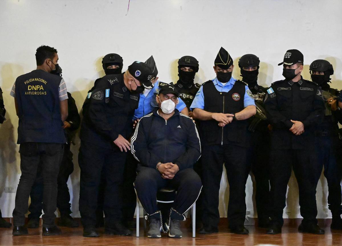 Juan Carlos “El Tigre” Bonilla, exjefe de la Policía Nacional de Honduras, fue presentado encadenado de manos y pies ante la prensa tras ser capturado por tener una solicitud pendiente de extradición.