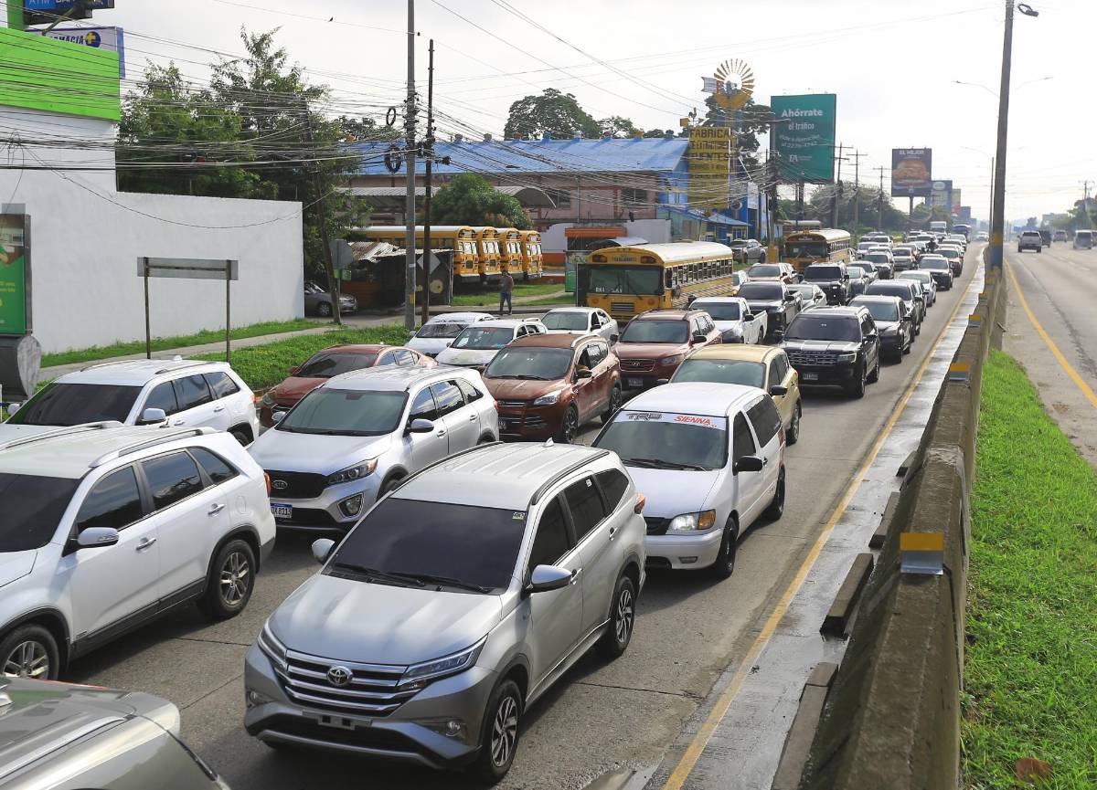El bulevar del norte que conduce hacia Choloma y Puerto Cortés hay embotellamientos durante todo el día, aunque por la mañana y la tarde-noche es mayor, autoridades de Tránsito señalan que es el bulevar del sur y el este los que más congestionamiento presentan, el crecimiento de motos es cada vez más, ya son cerca de 120 mil en SPS.