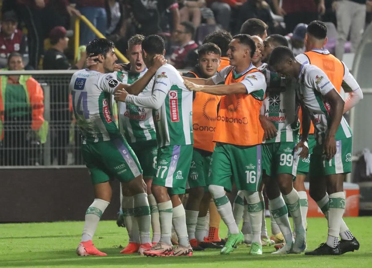 Los jugadores del Antigua celebrando el segundo gol del argentino Santiago Gómez.