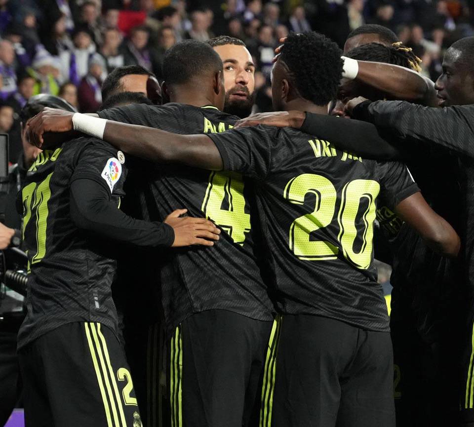 Los jugadores del Real Madrid celebran el primer gol ante el Valladolid.