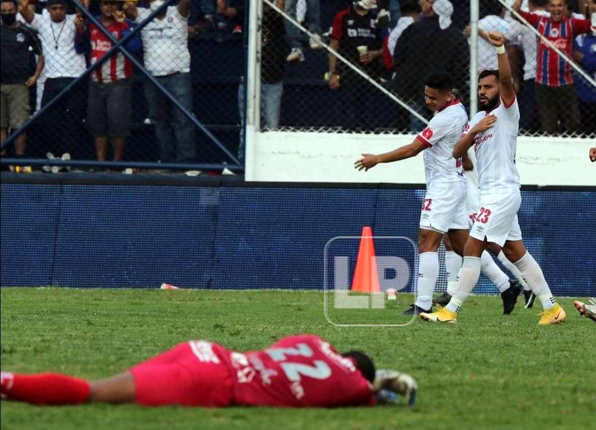 Jorge Álvarez celebrando su primer golazo del Olimpia.