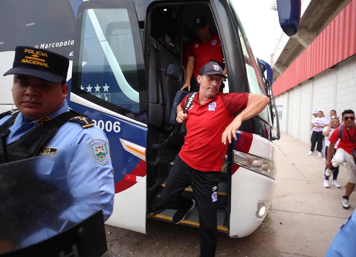 Momento donde Pedro Troglio se abaja del autobús que trasladó al Olimpia al estadio Carlos Miranda de Comayagua.