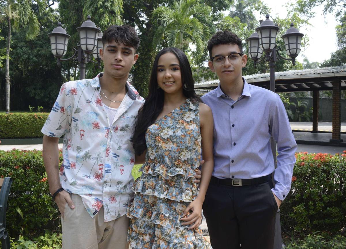 Kevin Hendricks, Genesis Vallecillo y Kevin Pinto, alumnos con mejor índice académico.