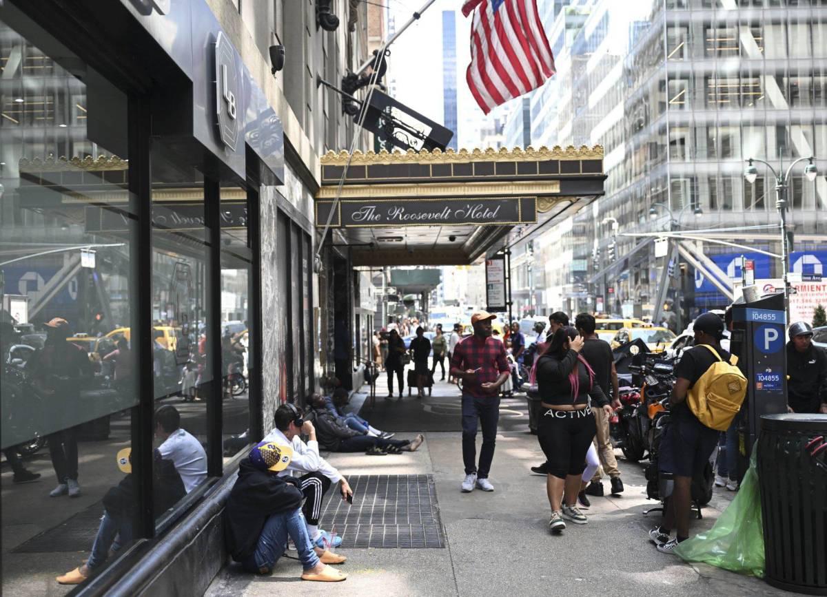 Nueva York cancela programa de tarjetas de débito para inmigrantes