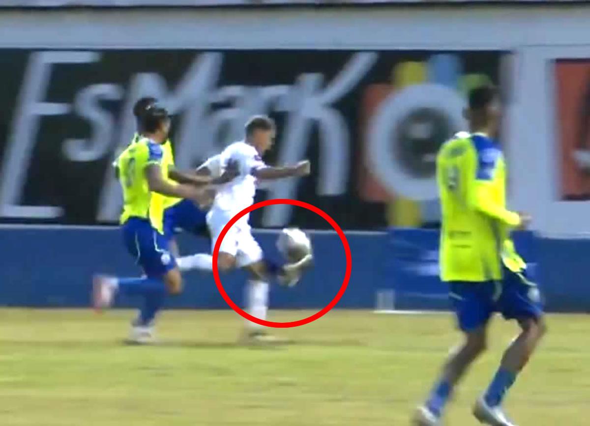 El momento en el que Óscar Almendárez toca primero el balón ante José Mario Pinto.