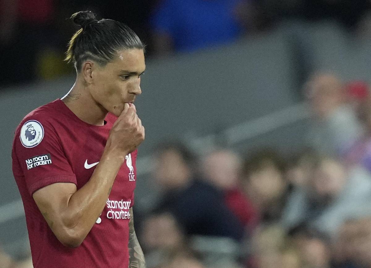 El uruguayo Darwin Núñez fue expulsado en su primer partido en Anfield como jugador del Liverpool.