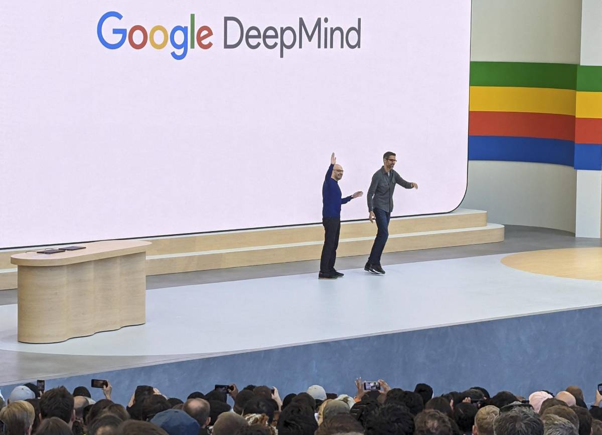 El jefe de Google DeepMind, Demis Hassabis (izq.), y el director ejecutivo de Google, Sundar Pichai, inauguran la conferencia anual de desarrolladores de E/S del titán tecnológico, que se centra en cómo la inteligencia artificial se está integrando en la búsqueda, el correo electrónico, las reuniones virtuales y más en Mountain View, California.