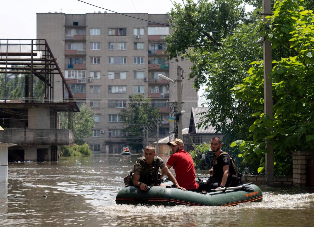 “Nos quedamos sin casa”: ucranianos huyen tras destrucción de represa