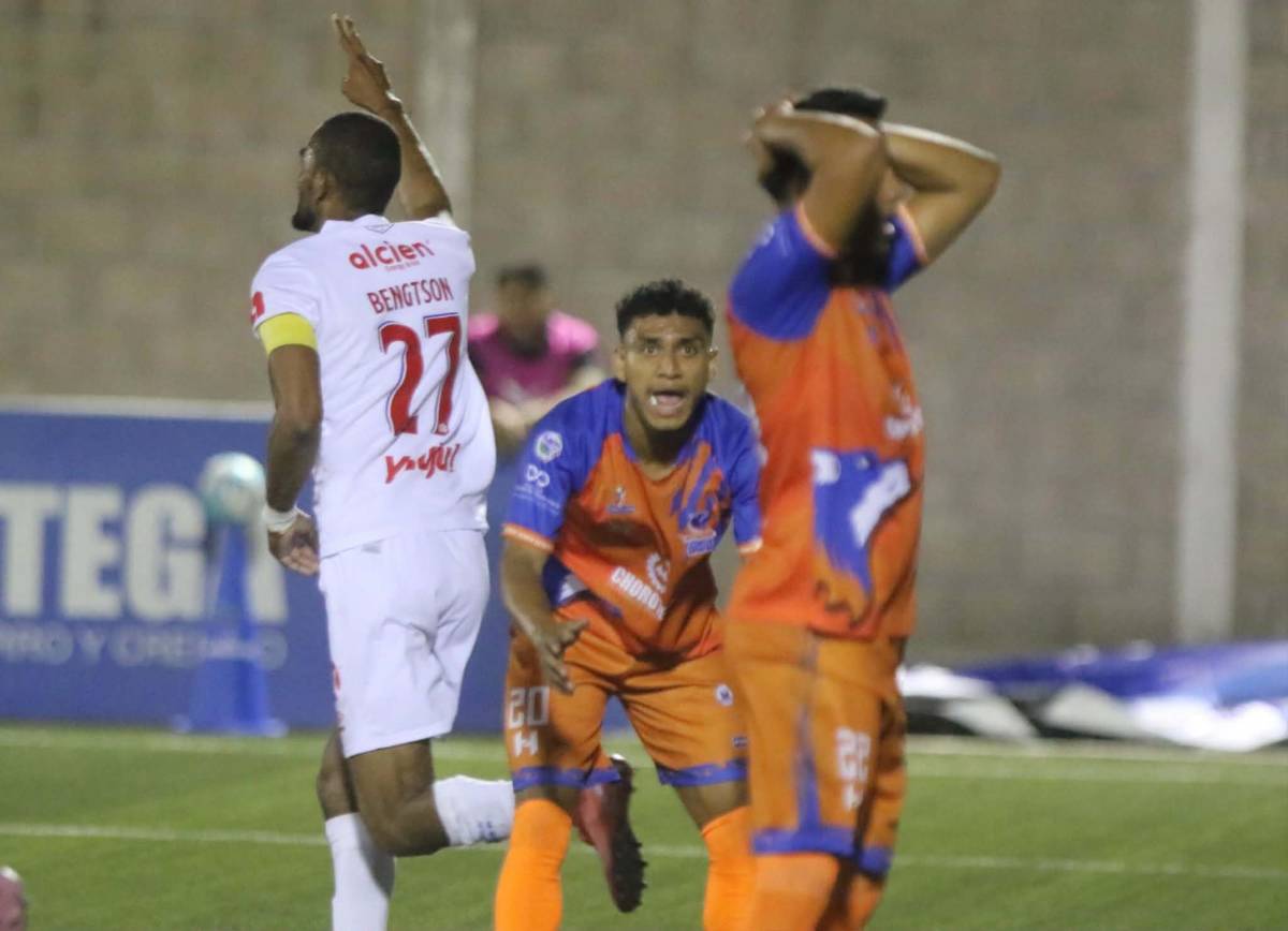 Jugador se estrella con muro y, ¿quién es el 'chelito' que debutó con Olimpia?