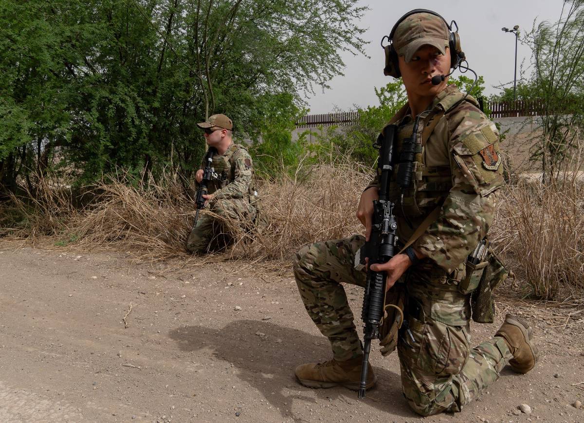 EEUU despliega tanquetas y militares en la frontera con México