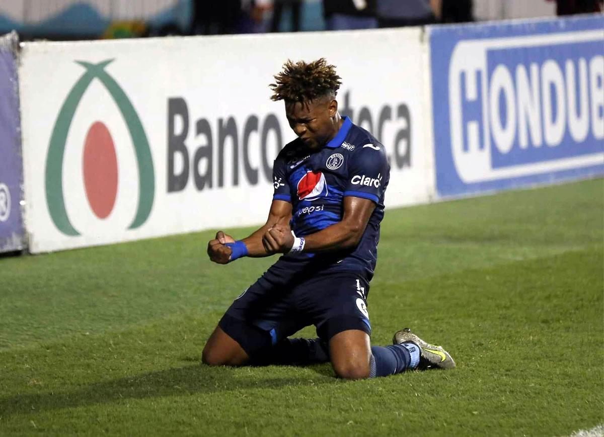 Yeison Mejía gritando a todo pulmón su gol que salvó al Motagua de la derrota ante Olancho FC.