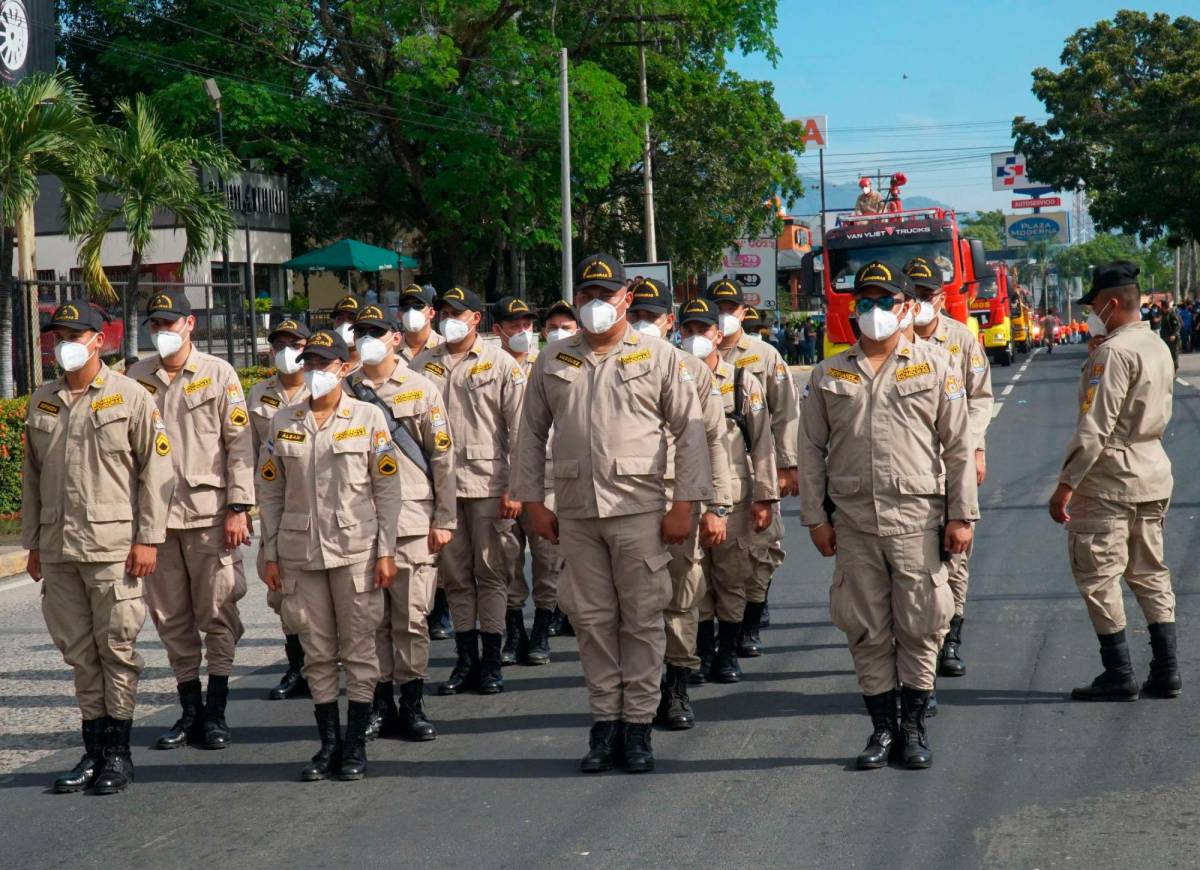 Pelotones militares y policiales rinden tributo a Honduras