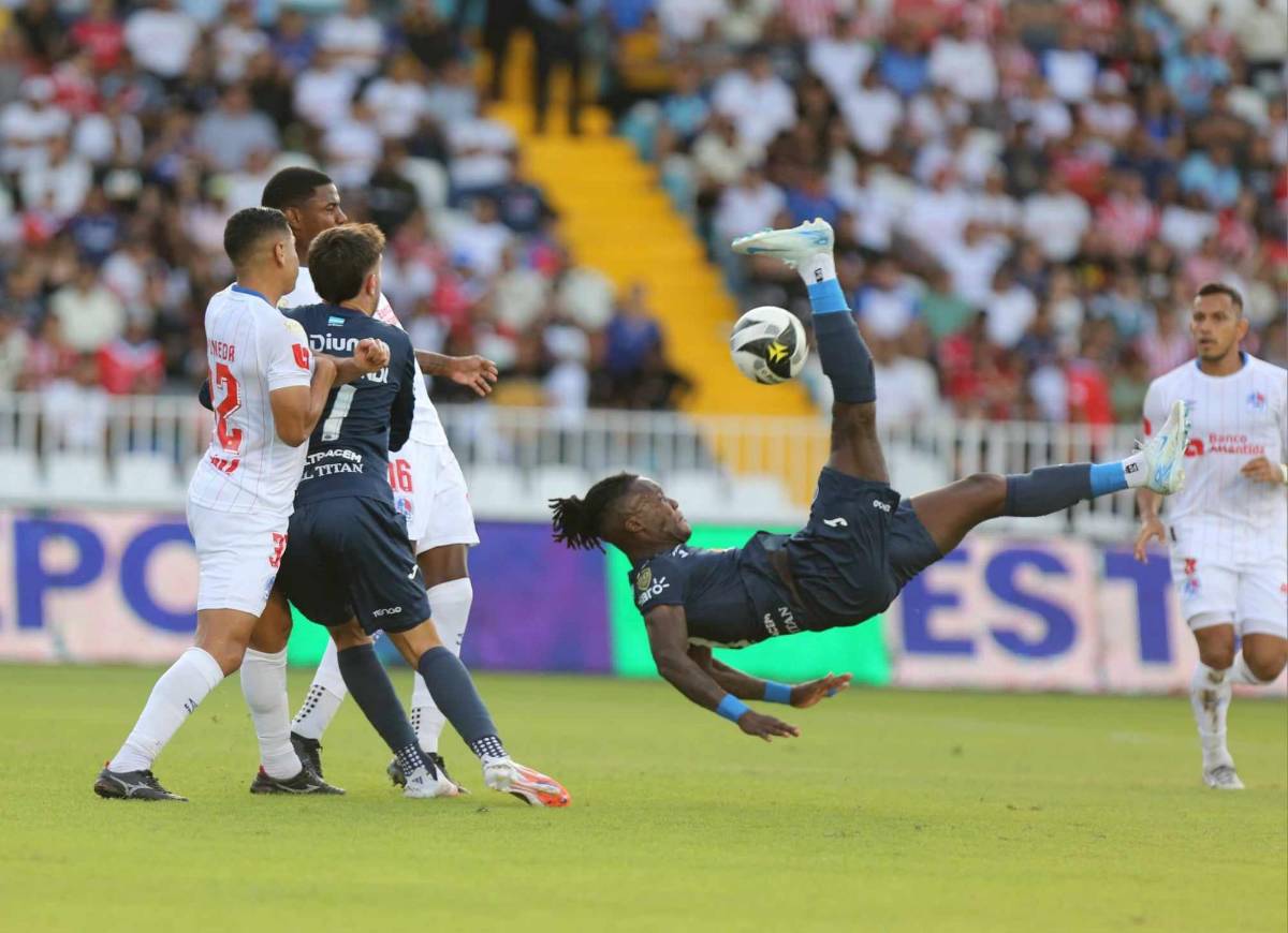 Rubilio intentó anotar de chilena, su remate fue suave.