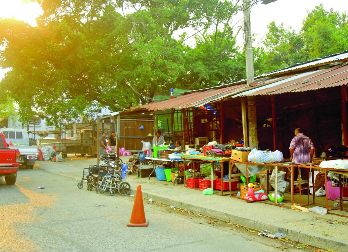 Aceras convertidas en mercados, talleres y parqueos privados