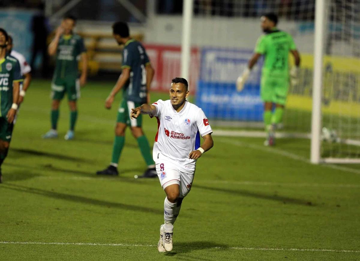 Edwin Rodríguez celebra el autogol que provocó para el empate del Olimpia 1-1 frente al Marathón.