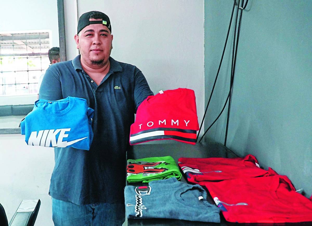 También vende camisas en su local en colonia Aurora.