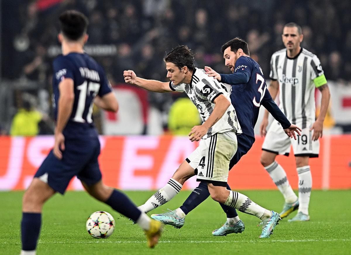 Lionel Messi disputando el balón con el mediocampista italiano Nicolò Fagioli de la Juventus.