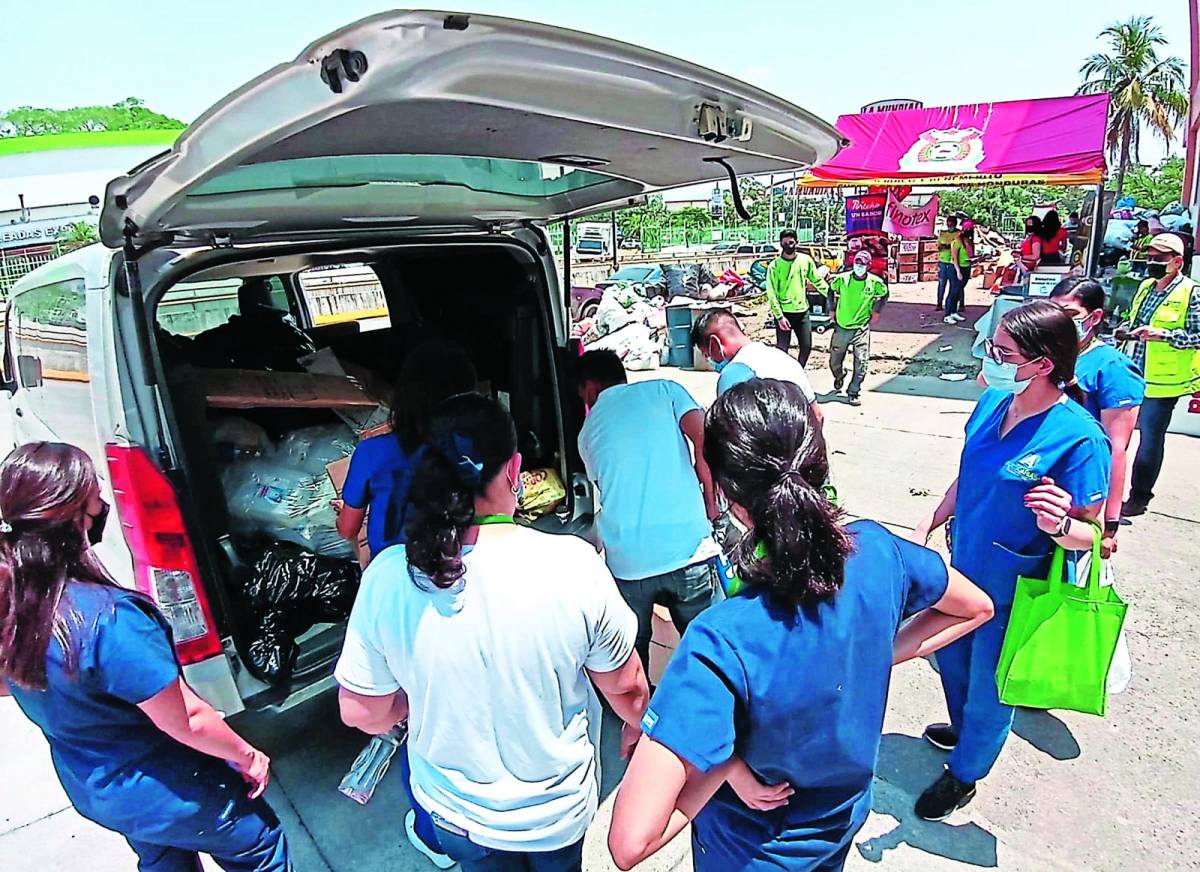 Los padres, alumnos y maestros de la escuela José Simón Azcona donaron 538 libras de materiales.